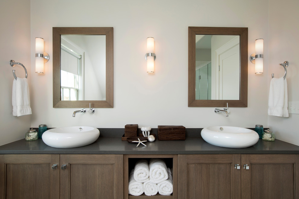 Стильный дизайн: большая ванная комната в морском стиле с фасадами с утопленной филенкой, темными деревянными фасадами, белыми стенами, настольной раковиной, серой столешницей и зеркалом с подсветкой - последний тренд