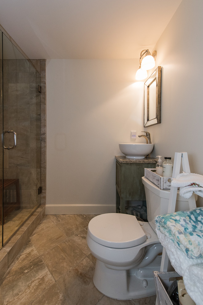 バーミングハムにある広いトラディショナルスタイルのおしゃれなバスルーム (浴槽なし) (コーナー設置型シャワー、分離型トイレ、茶色いタイル、石タイル、白い壁、磁器タイルの床、ベッセル式洗面器) の写真