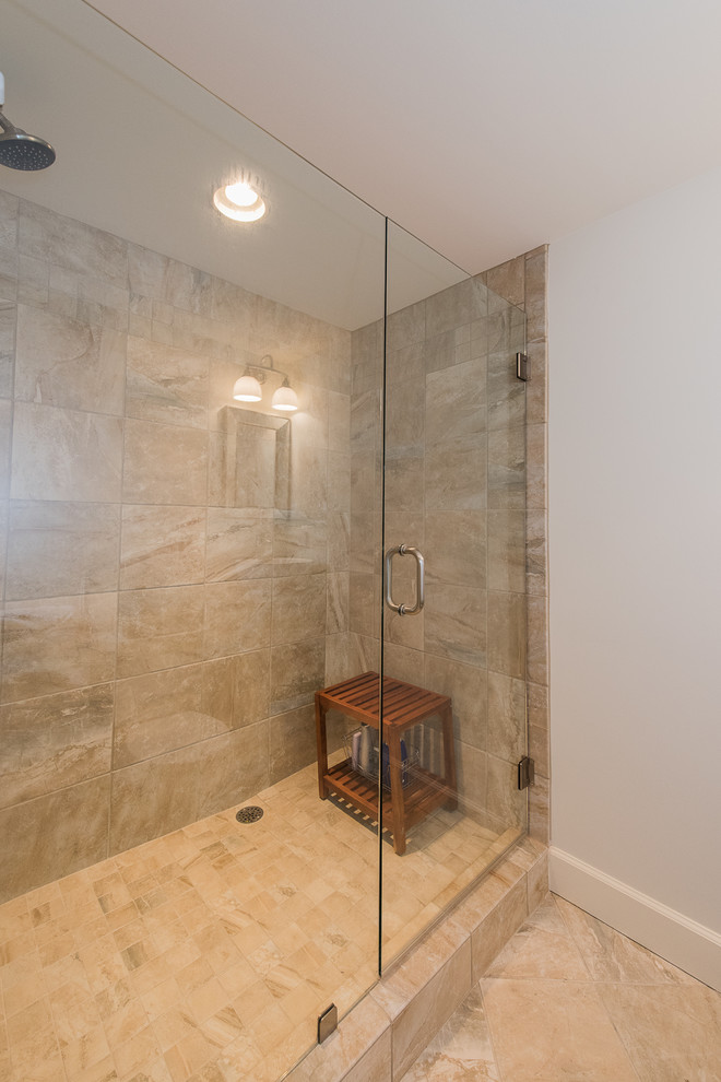 Exemple d'une grande salle d'eau chic avec une douche d'angle, WC séparés, un carrelage marron, un carrelage de pierre, un mur blanc, un sol en carrelage de porcelaine et une vasque.