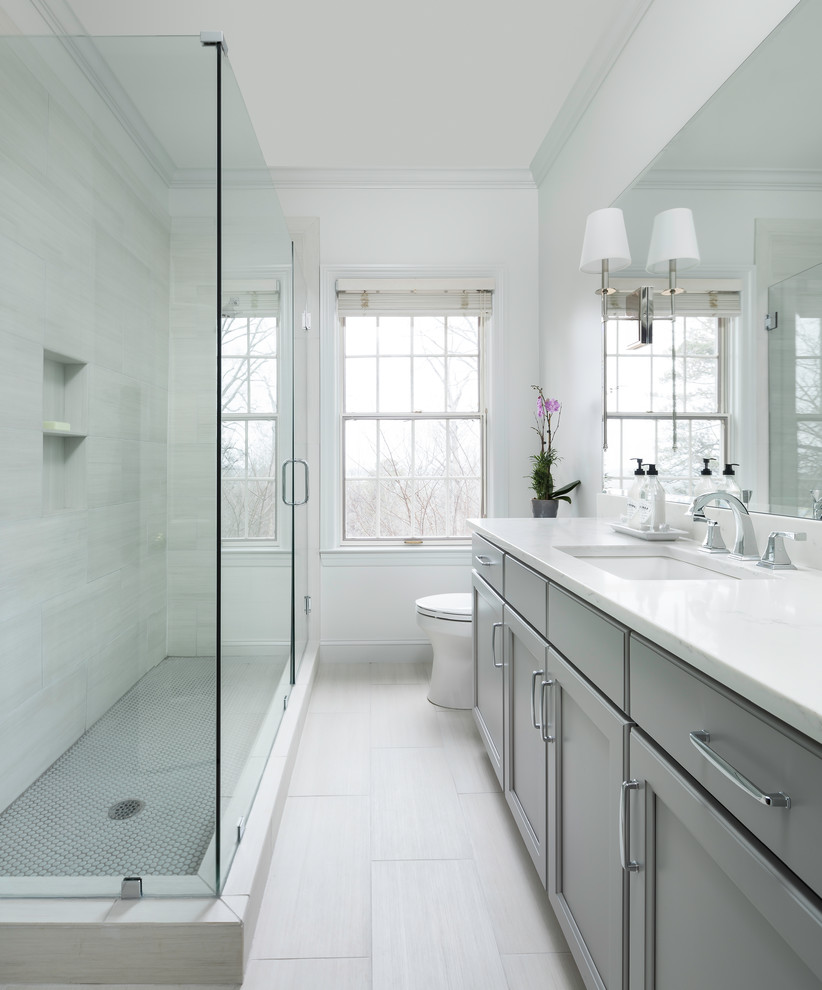 Inspiration för ett mellanstort funkis badrum, med grå skåp, en öppen dusch, flerfärgad kakel, porslinskakel, vita väggar, klinkergolv i porslin, ett nedsänkt handfat och bänkskiva i kvarts