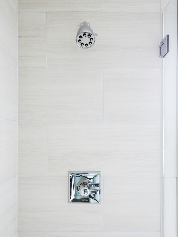 Inspiration pour une salle de bain minimaliste de taille moyenne avec des portes de placard grises, une douche ouverte, un carrelage multicolore, des carreaux de porcelaine, un mur blanc, un sol en carrelage de porcelaine, un lavabo posé et un plan de toilette en quartz modifié.