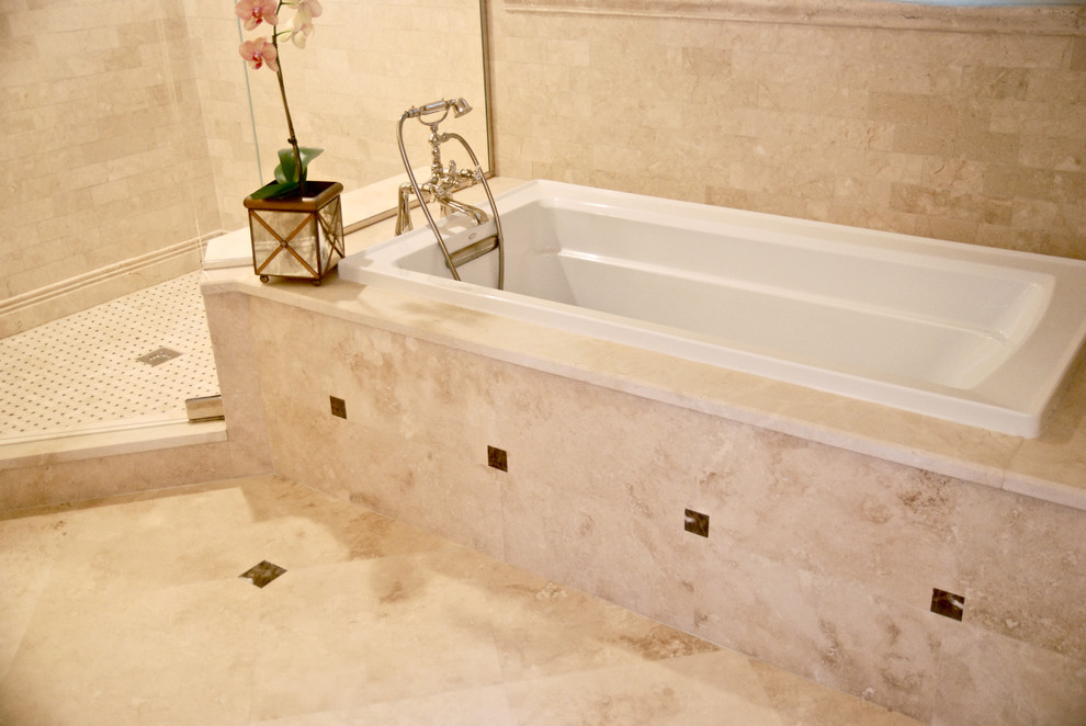 Modelo de cuarto de baño tradicional con bañera encastrada