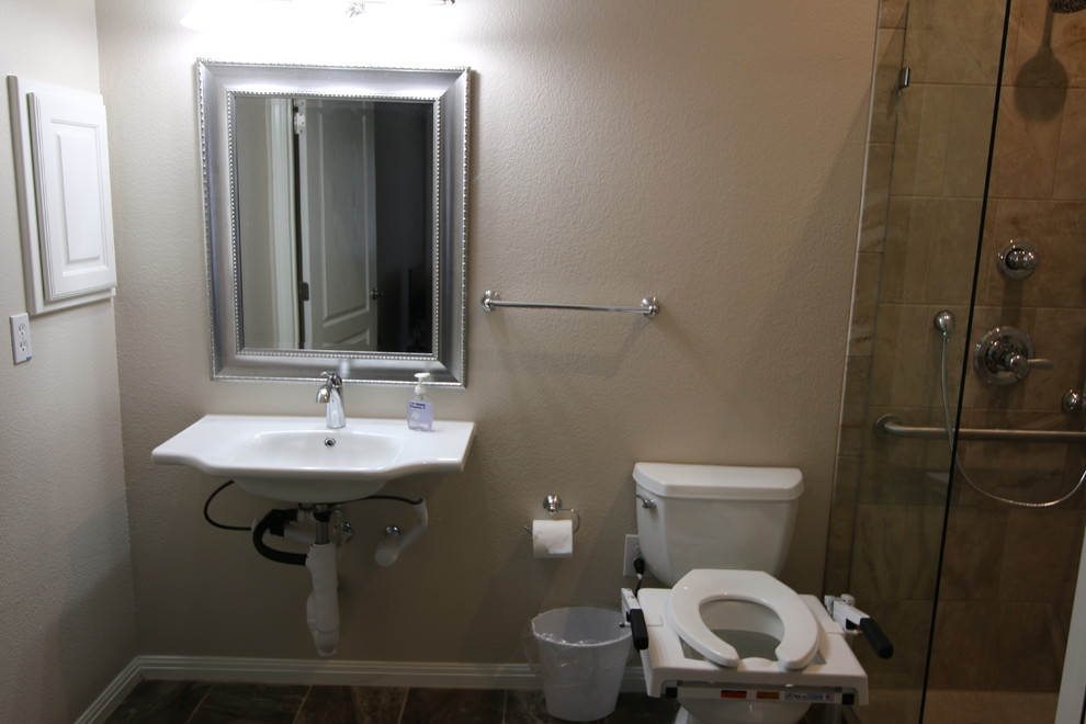 Cette photo montre une salle d'eau chic de taille moyenne avec un placard sans porte, un sol en carrelage de porcelaine et un lavabo suspendu.