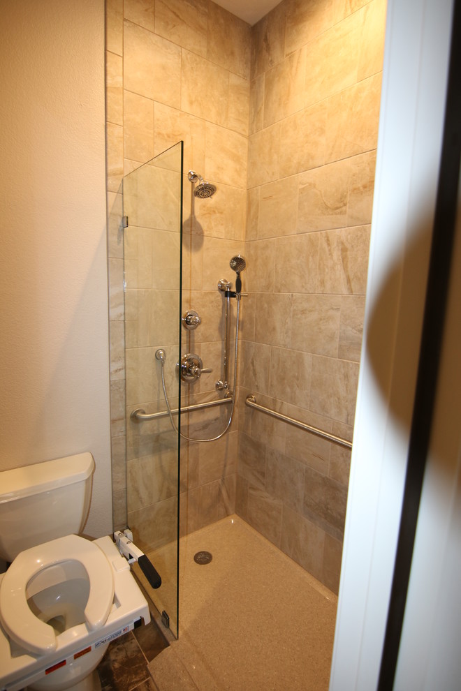 Ejemplo de cuarto de baño tradicional pequeño con armarios abiertos, suelo de baldosas de porcelana, aseo y ducha y lavabo suspendido