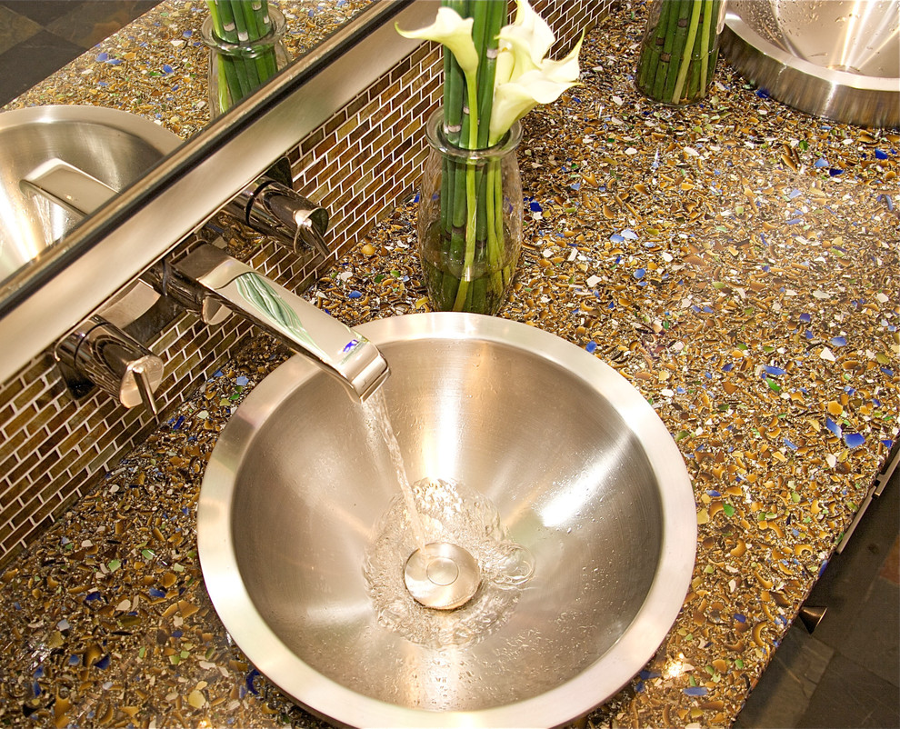 Inspiration för moderna badrum, med bänkskiva i återvunnet glas, brun kakel, glaskakel och skiffergolv