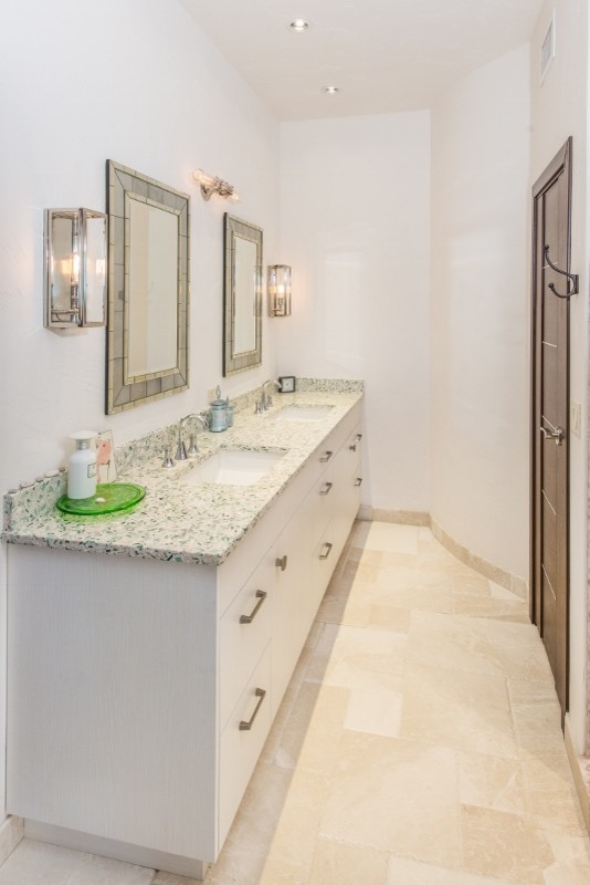 Großes Klassisches Badezimmer En Suite mit flächenbündigen Schrankfronten, weißen Schränken, weißer Wandfarbe, Travertin, Unterbauwaschbecken und Recyclingglas-Waschtisch in Miami