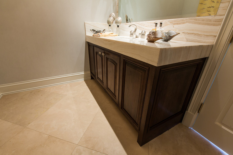 Immagine di una stanza da bagno con doccia tradizionale di medie dimensioni con ante a filo, ante in legno bruno, top in granito, pareti beige e pavimento in travertino