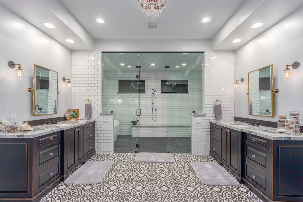 Foto på ett vintage grå en-suite badrum, med luckor med upphöjd panel, skåp i slitet trä, ett fristående badkar, våtrum, vit kakel, tunnelbanekakel, ett undermonterad handfat, flerfärgat golv och dusch med gångjärnsdörr