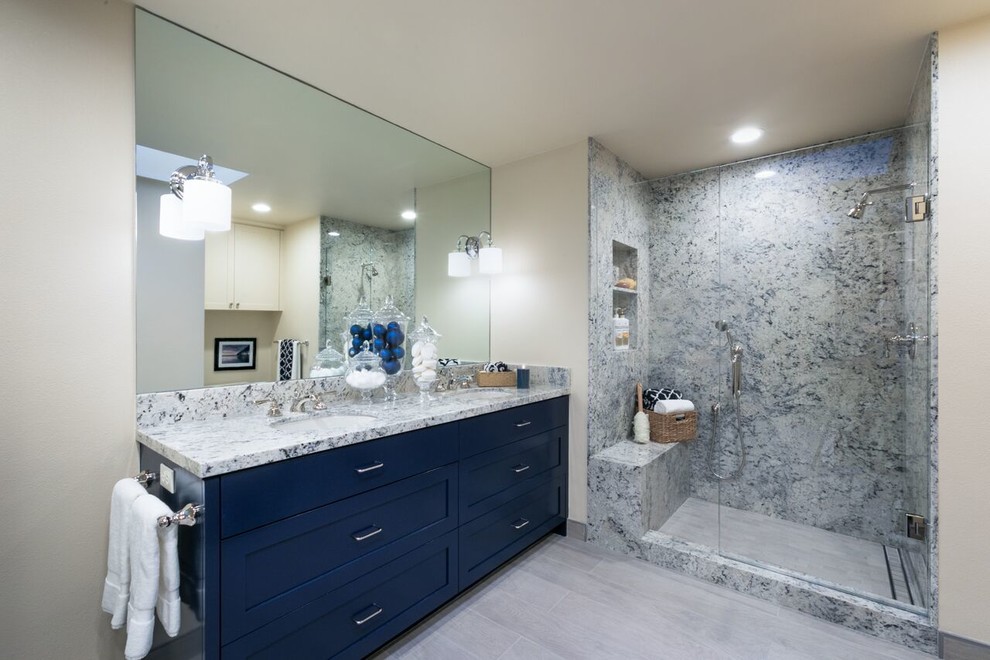Пример оригинального дизайна: большая главная ванная комната в современном стиле с плоскими фасадами, синими фасадами, открытым душем, унитазом-моноблоком, черно-белой плиткой, мраморной плиткой, бежевыми стенами, полом из керамической плитки, накладной раковиной, столешницей из гранита, серым полом и душем с распашными дверями