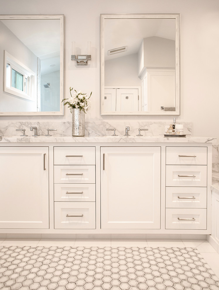 Inspiration för mellanstora klassiska en-suite badrum, med skåp i shakerstil, vita skåp, ett undermonterat badkar, en hörndusch, en toalettstol med hel cisternkåpa, vit kakel, marmorkakel, grå väggar, marmorgolv, ett nedsänkt handfat, marmorbänkskiva, grått golv och med dusch som är öppen