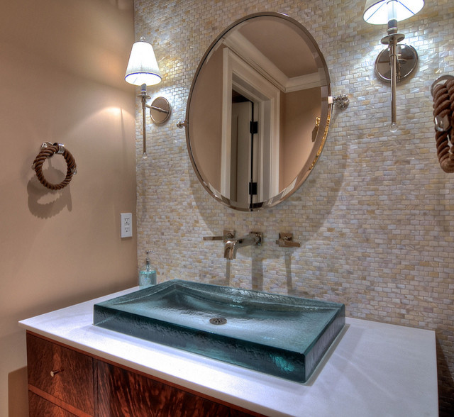 Exempel på ett mellanstort klassiskt badrum med dusch, med släta luckor, skåp i mörkt trä, ett platsbyggt badkar, en öppen dusch, en toalettstol med hel cisternkåpa, vit kakel, porslinskakel, beige väggar, mörkt trägolv, ett avlångt handfat och bänkskiva i akrylsten