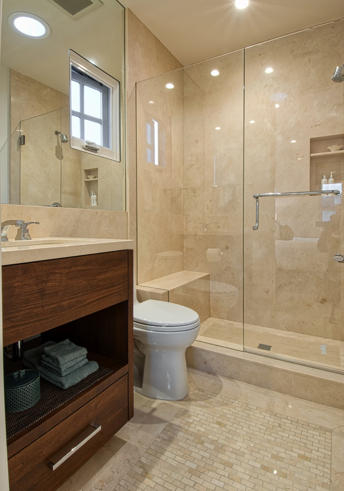 Idéer för ett modernt badrum, med skåp i mörkt trä, en dusch i en alkov, en toalettstol med hel cisternkåpa, beige kakel, marmorkakel, beige väggar, marmorgolv, ett undermonterad handfat, beiget golv, dusch med gångjärnsdörr och släta luckor