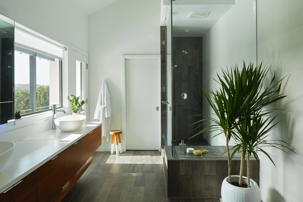Idéer för ett modernt vit en-suite badrum, med vita väggar, mörkt trägolv, träbänkskiva, brunt golv och dusch med gångjärnsdörr