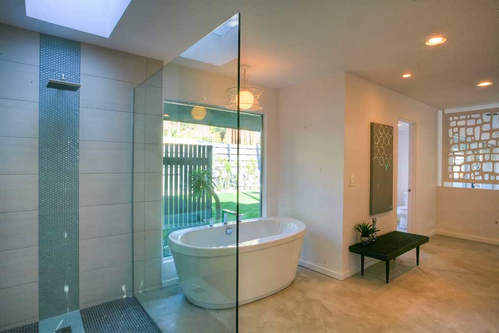 Идея дизайна: главная ванная комната среднего размера в современном стиле с плоскими фасадами, белыми фасадами, коричневой плиткой, белой плиткой, керамической плиткой, белыми стенами, бетонным полом, настольной раковиной и столешницей из искусственного кварца