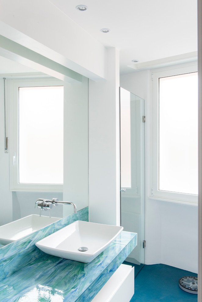 Réalisation d'une salle de bain principale design avec un plan de toilette turquoise.