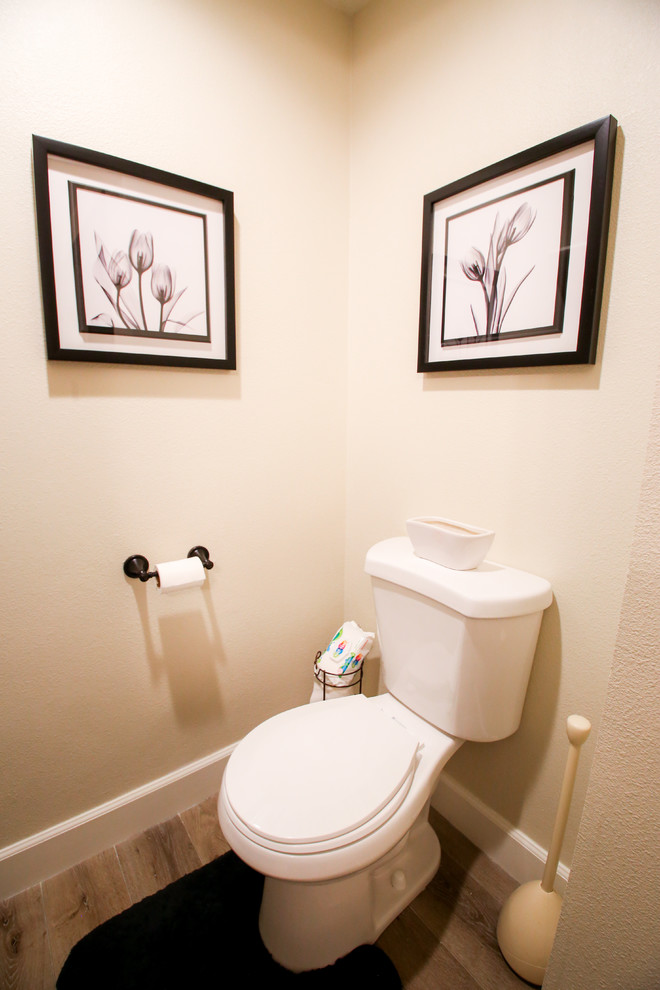 Idéer för ett mellanstort modernt grå toalett, med skåp i shakerstil, vita skåp, beige kakel, tunnelbanekakel, beige väggar, ljust trägolv, ett nedsänkt handfat, bänkskiva i kvartsit och brunt golv