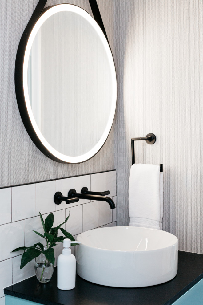Inspiration för små moderna svart badrum med dusch, med släta luckor, turkosa skåp, en dusch i en alkov, en toalettstol med separat cisternkåpa, vit kakel, porslinskakel, vita väggar, vinylgolv, ett fristående handfat, granitbänkskiva och dusch med skjutdörr