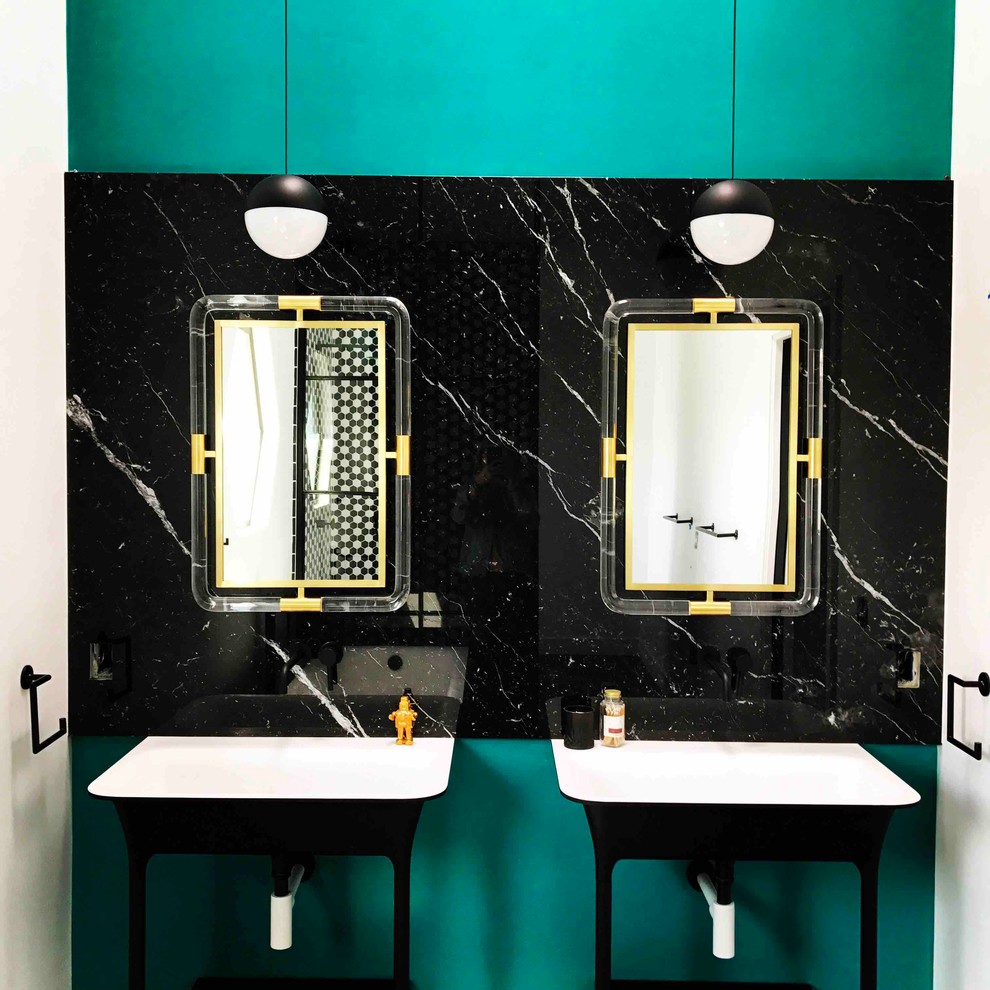 Idee per una grande stanza da bagno padronale design con vasca freestanding, pareti multicolore, pavimento con piastrelle in ceramica e pavimento multicolore