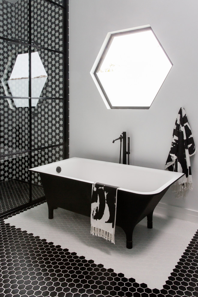 Modern inredning av ett stort en-suite badrum, med ett fristående badkar, svart och vit kakel, en öppen dusch, en toalettstol med hel cisternkåpa, vita väggar, klinkergolv i keramik, flerfärgat golv, ett piedestal handfat och med dusch som är öppen
