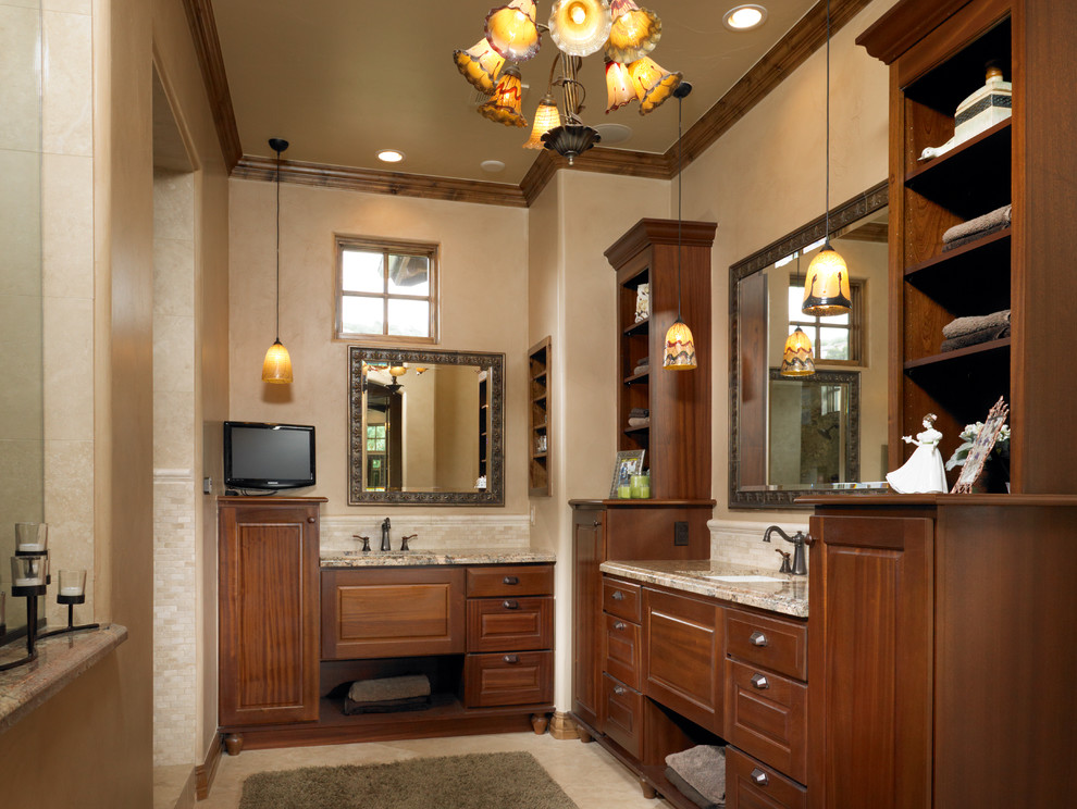 Foto på ett stort medelhavsstil en-suite badrum, med luckor med glaspanel, en dusch i en alkov, beige kakel, ett undermonterad handfat och granitbänkskiva