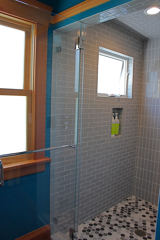 Exemple d'un sauna tendance en bois vieilli avec un placard en trompe-l'oeil, un carrelage gris, des carreaux de céramique, un mur bleu, un sol en carrelage de céramique, une vasque et un plan de toilette en verre recyclé.