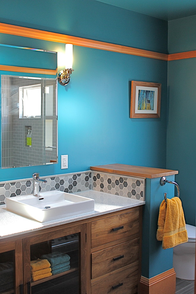 Esempio di una stanza da bagno contemporanea con consolle stile comò, ante con finitura invecchiata, piastrelle grigie, piastrelle in ceramica, pareti blu, pavimento con piastrelle in ceramica, lavabo a bacinella e top in vetro riciclato