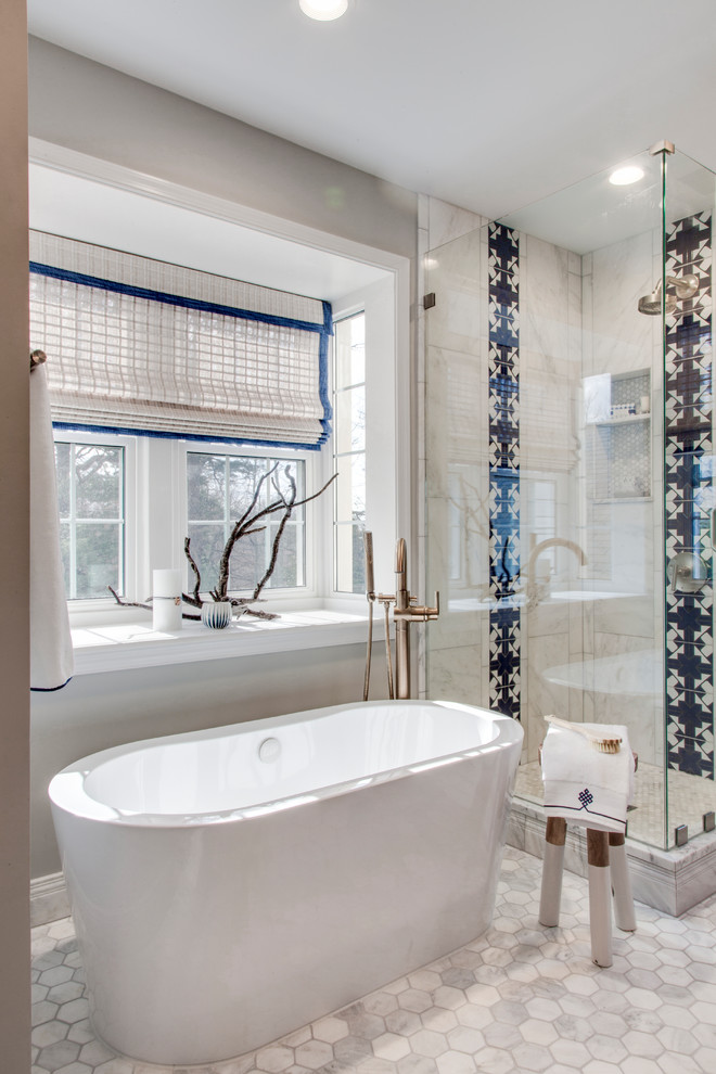 Exempel på ett litet klassiskt en-suite badrum, med ett fristående badkar, en hörndusch, marmorkakel, grå väggar, marmorgolv, grått golv, dusch med gångjärnsdörr och vit kakel