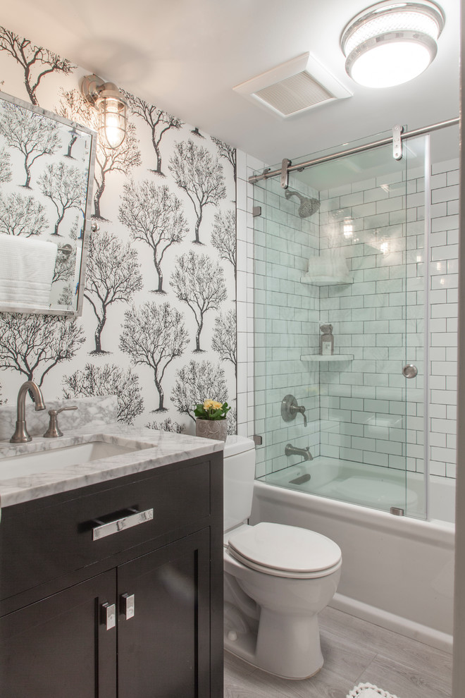 Idéer för små vintage grått badrum med dusch, med skåp i shakerstil, svarta skåp, ett badkar i en alkov, en toalettstol med separat cisternkåpa, vit kakel, tunnelbanekakel, vinylgolv, ett undermonterad handfat, marmorbänkskiva, grått golv, dusch med skjutdörr, en dusch/badkar-kombination och vita väggar