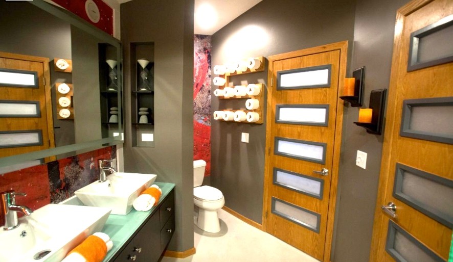 На фото: главная ванная комната среднего размера в современном стиле с плоскими фасадами, черными фасадами, стеклянной столешницей, отдельно стоящей ванной, душевой комнатой, серой плиткой, каменной плиткой, оранжевыми стенами, бетонным полом, настольной раковиной, серым полом, душем с распашными дверями и зеленой столешницей