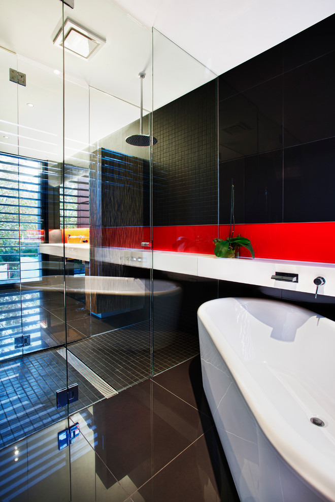 Источник вдохновения для домашнего уюта: ванная комната в современном стиле с плоскими фасадами, темными деревянными фасадами, отдельно стоящей ванной, душем без бортиков, биде, оранжевой плиткой, плиткой из листового стекла, монолитной раковиной и открытым душем