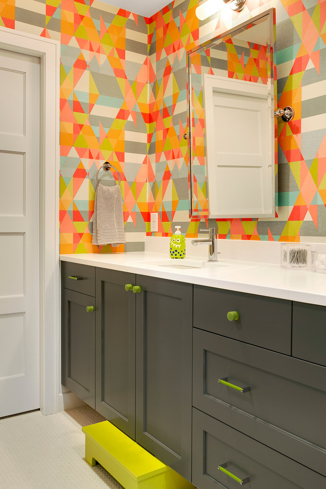 На фото: детская ванная комната в стиле неоклассика (современная классика) с врезной раковиной, фасадами в стиле шейкер, серыми фасадами и разноцветными стенами с