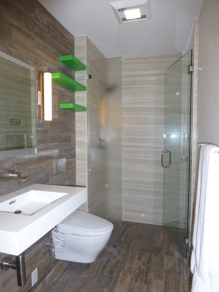 На фото: маленькая главная ванная комната в современном стиле с душем без бортиков, инсталляцией, керамогранитной плиткой, серыми стенами и подвесной раковиной для на участке и в саду с