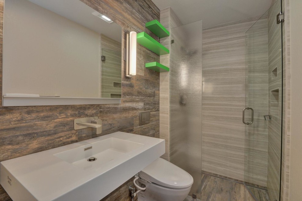 Foto di una piccola stanza da bagno padronale contemporanea con doccia a filo pavimento, WC sospeso, piastrelle in gres porcellanato, pareti grigie e lavabo sospeso
