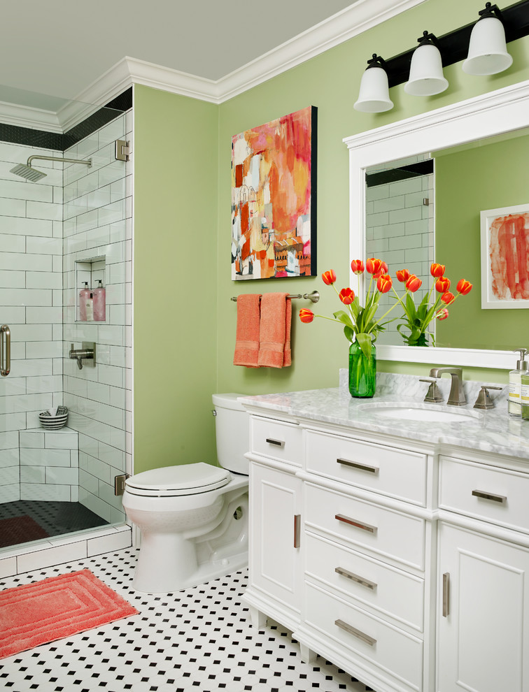 На фото: ванная комната среднего размера в стиле модернизм с фасадами островного типа, светлыми деревянными фасадами, душем в нише, унитазом-моноблоком, черно-белой плиткой, цементной плиткой, зелеными стенами, полом из керамической плитки, душевой кабиной, врезной раковиной и мраморной столешницей с