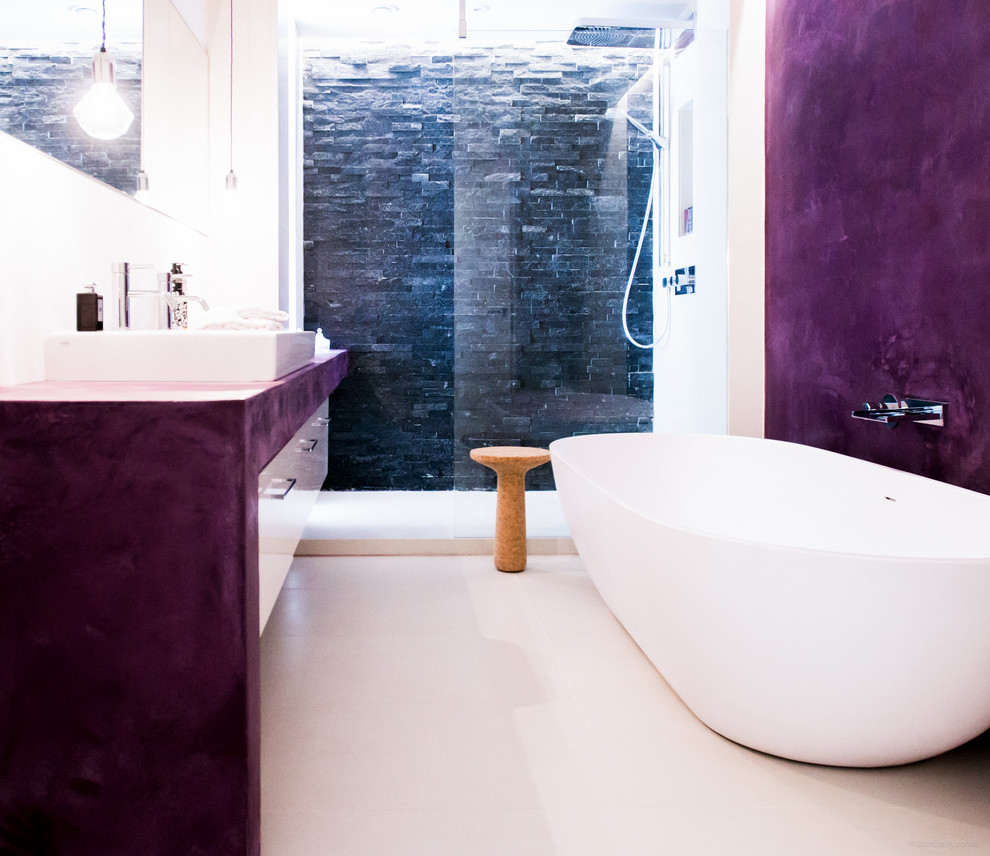 Источник вдохновения для домашнего уюта: большая главная ванная комната в современном стиле с отдельно стоящей ванной, открытым душем, инсталляцией, каменной плиткой, фиолетовыми стенами, полом из керамической плитки и консольной раковиной