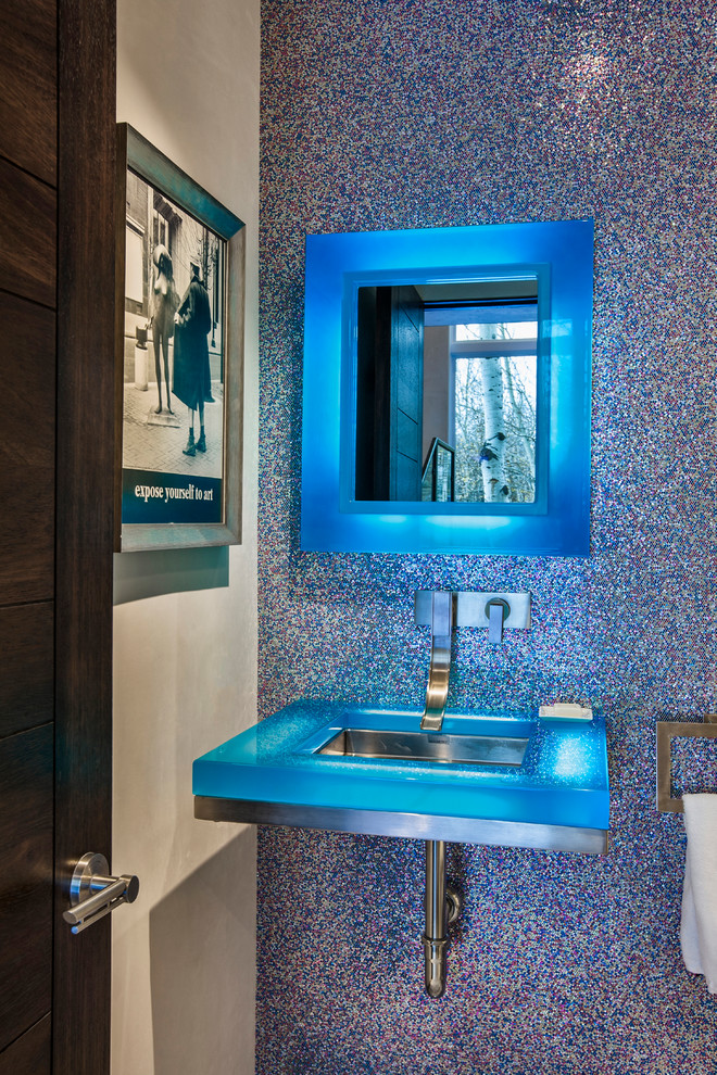 Mittelgroßes Stilmix Duschbad mit offenen Schränken, farbigen Fliesen, Mosaikfliesen, bunten Wänden, Wandwaschbecken und Glaswaschbecken/Glaswaschtisch in Denver