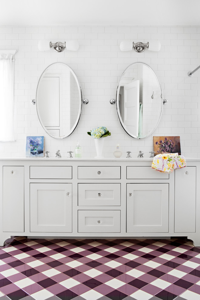 Foto de cuarto de baño infantil tradicional de tamaño medio con armarios estilo shaker, puertas de armario blancas, baldosas y/o azulejos rosa, baldosas y/o azulejos de cerámica, suelo de baldosas de cerámica, lavabo bajoencimera y encimera de mármol