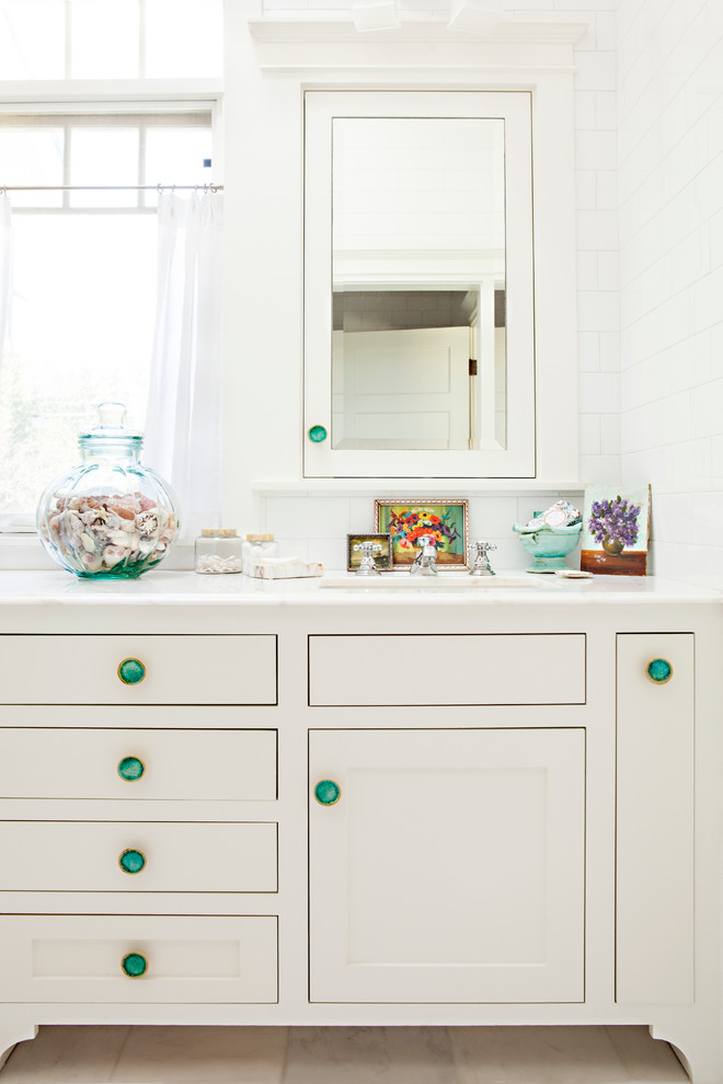 Inredning av ett klassiskt mellanstort en-suite badrum, med skåp i shakerstil, vita skåp, cementkakel, vita väggar och marmorbänkskiva