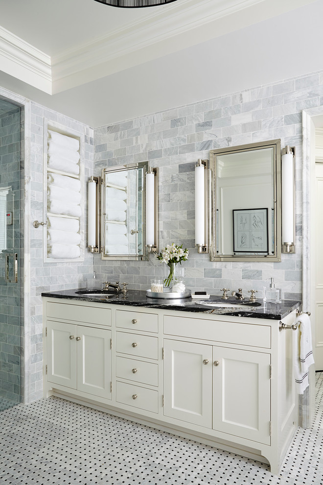 Ispirazione per una stanza da bagno tradizionale con lavabo sottopiano, ante in stile shaker, ante bianche, piastrelle bianche e pavimento con piastrelle a mosaico