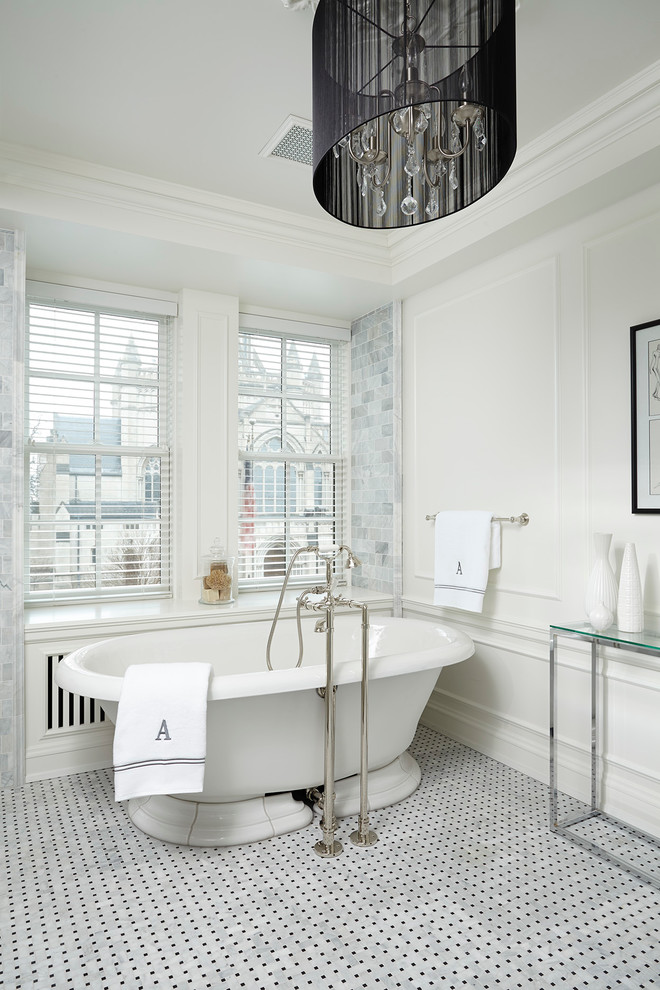 Modelo de cuarto de baño tradicional con bañera exenta, paredes blancas y suelo con mosaicos de baldosas