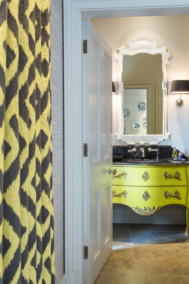 Großes Klassisches Badezimmer En Suite mit Marmorboden, grünen Schränken und flächenbündigen Schrankfronten in Cheshire