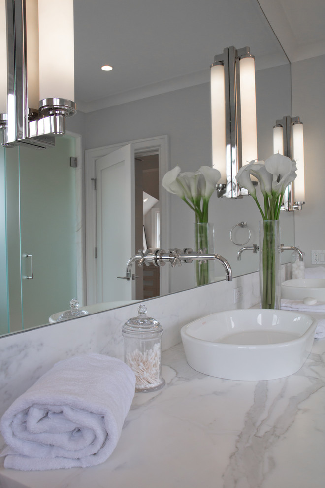 Foto di una grande stanza da bagno padronale country con ante bianche, doccia ad angolo, pareti grigie, lavabo a bacinella, top in marmo e top bianco