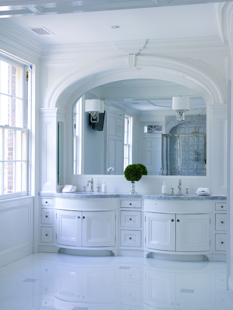 ニューヨークにあるトラディショナルスタイルのおしゃれな浴室 (大理石の洗面台) の写真