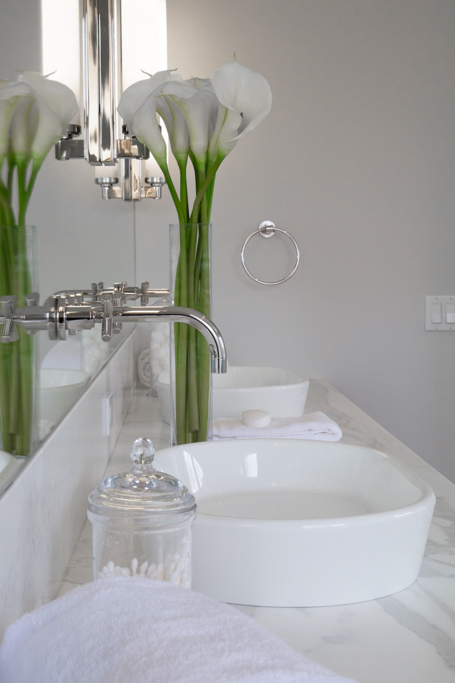 Immagine di una grande stanza da bagno padronale country con ante bianche, doccia ad angolo, pareti grigie, lavabo a bacinella, top in marmo e top bianco