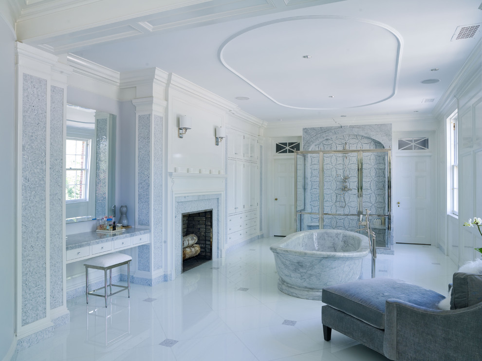 Ejemplo de cuarto de baño clásico con puertas de armario blancas, bañera exenta, ducha empotrada, baldosas y/o azulejos grises y baldosas y/o azulejos en mosaico