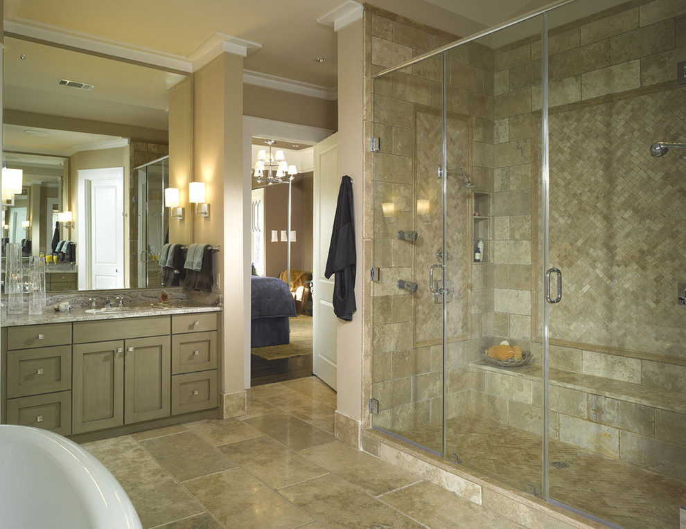 Diseño de cuarto de baño clásico con baldosas y/o azulejos de travertino
