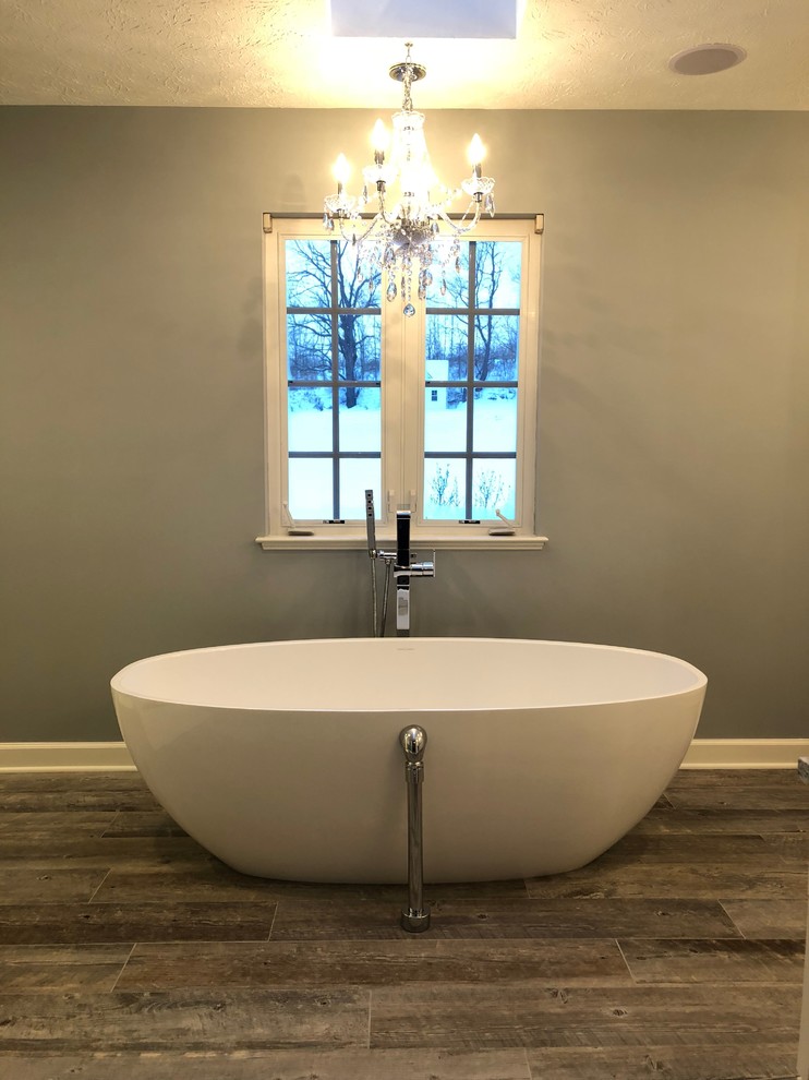 Ejemplo de cuarto de baño principal clásico renovado grande con bañera exenta, ducha abierta, paredes grises, suelo de baldosas de cerámica y suelo gris