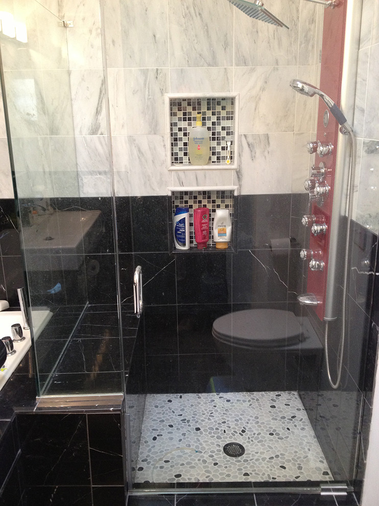 На фото: главная ванная комната среднего размера в современном стиле с столешницей из плитки и серыми стенами
