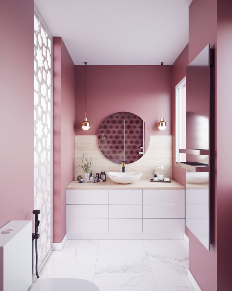 Пример оригинального дизайна: ванная комната среднего размера в современном стиле с плоскими фасадами, белыми фасадами, унитазом-моноблоком, бежевой плиткой, цементной плиткой, розовыми стенами, мраморным полом, столешницей из дерева, белым полом, душем с распашными дверями, бежевой столешницей, тумбой под одну раковину и встроенной тумбой