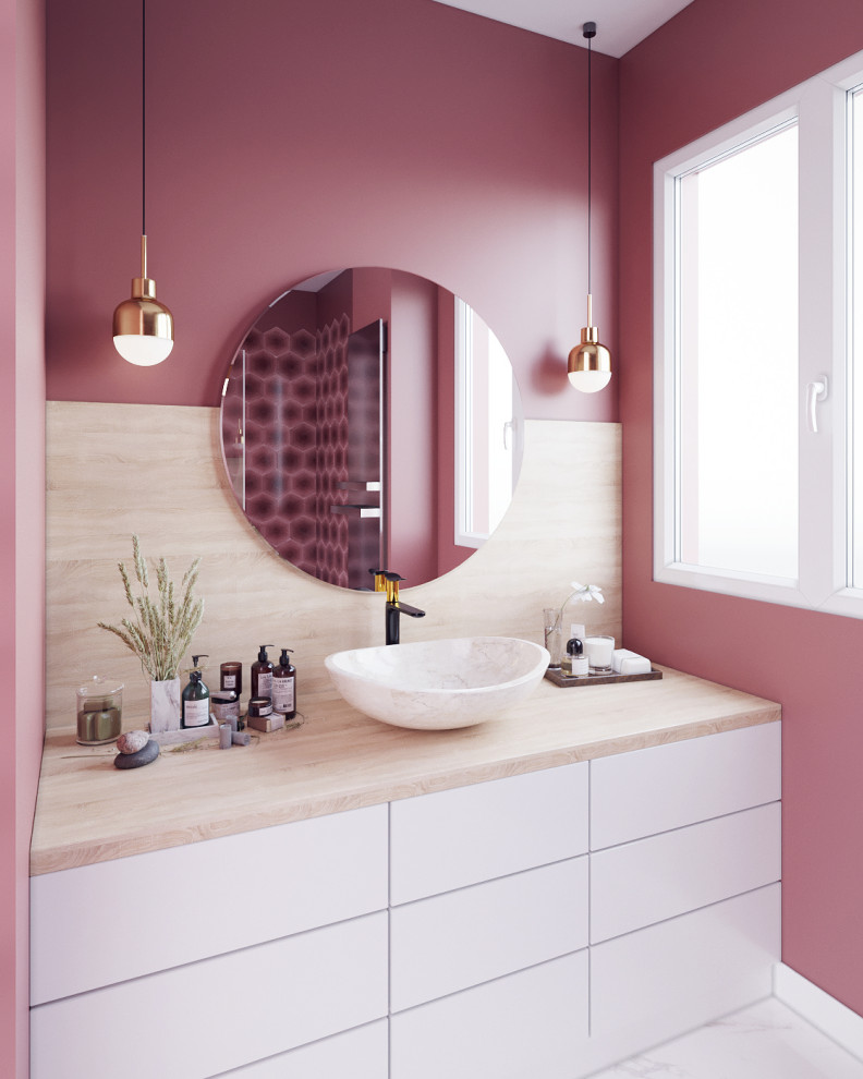 Стильный дизайн: ванная комната среднего размера в современном стиле с плоскими фасадами, белыми фасадами, унитазом-моноблоком, бежевой плиткой, цементной плиткой, розовыми стенами, мраморным полом, столешницей из дерева, белым полом, душем с распашными дверями, бежевой столешницей, тумбой под одну раковину и встроенной тумбой - последний тренд